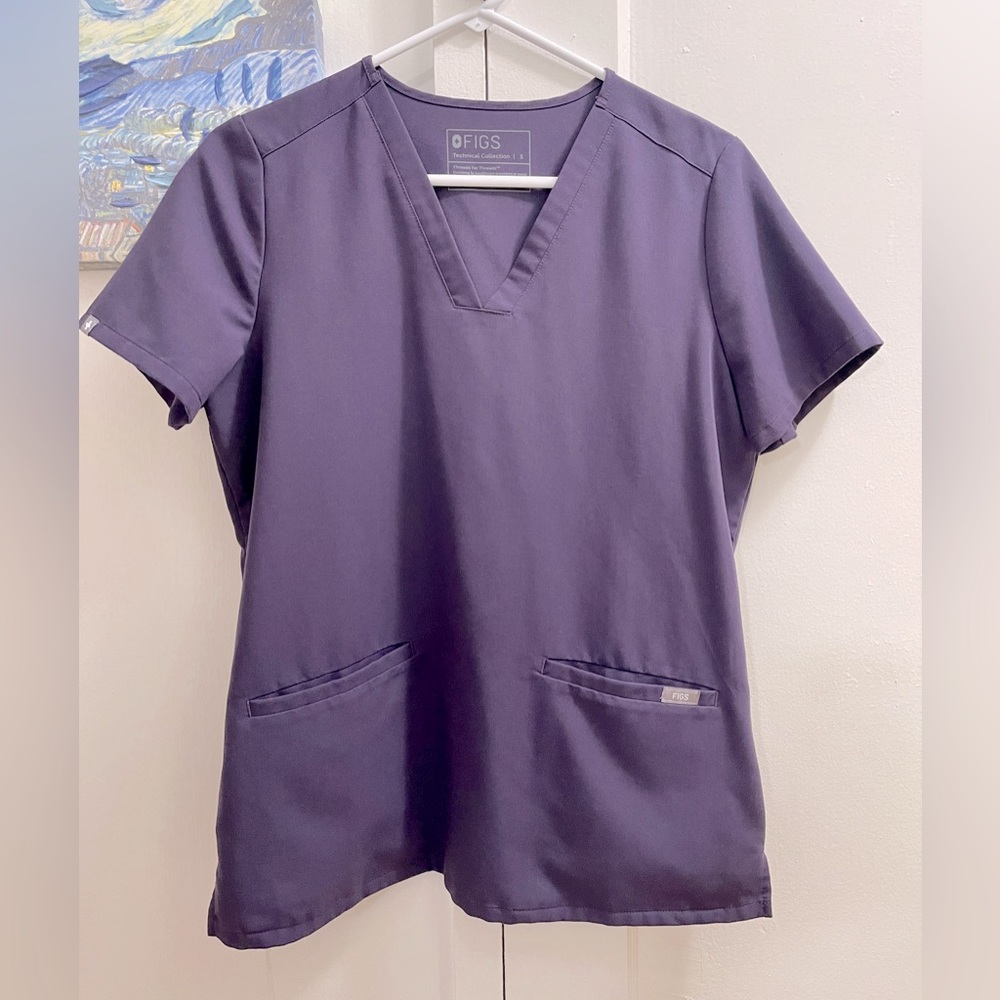 FIGS scrubs 👾 Top size: Small 👾 Pants size: Small Petite 👾 Color: Deep Purple